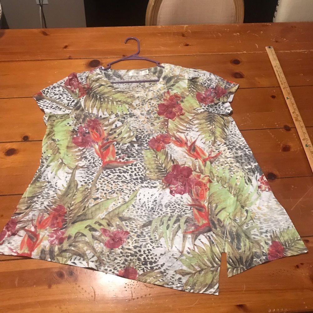 Terra&Sky top, 1X (16W-18W), animal, tropical, floral, multi colored.